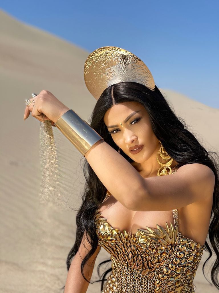 Micheille Soifer en grabaciones de su videocilp en la Reserva de Paracas.