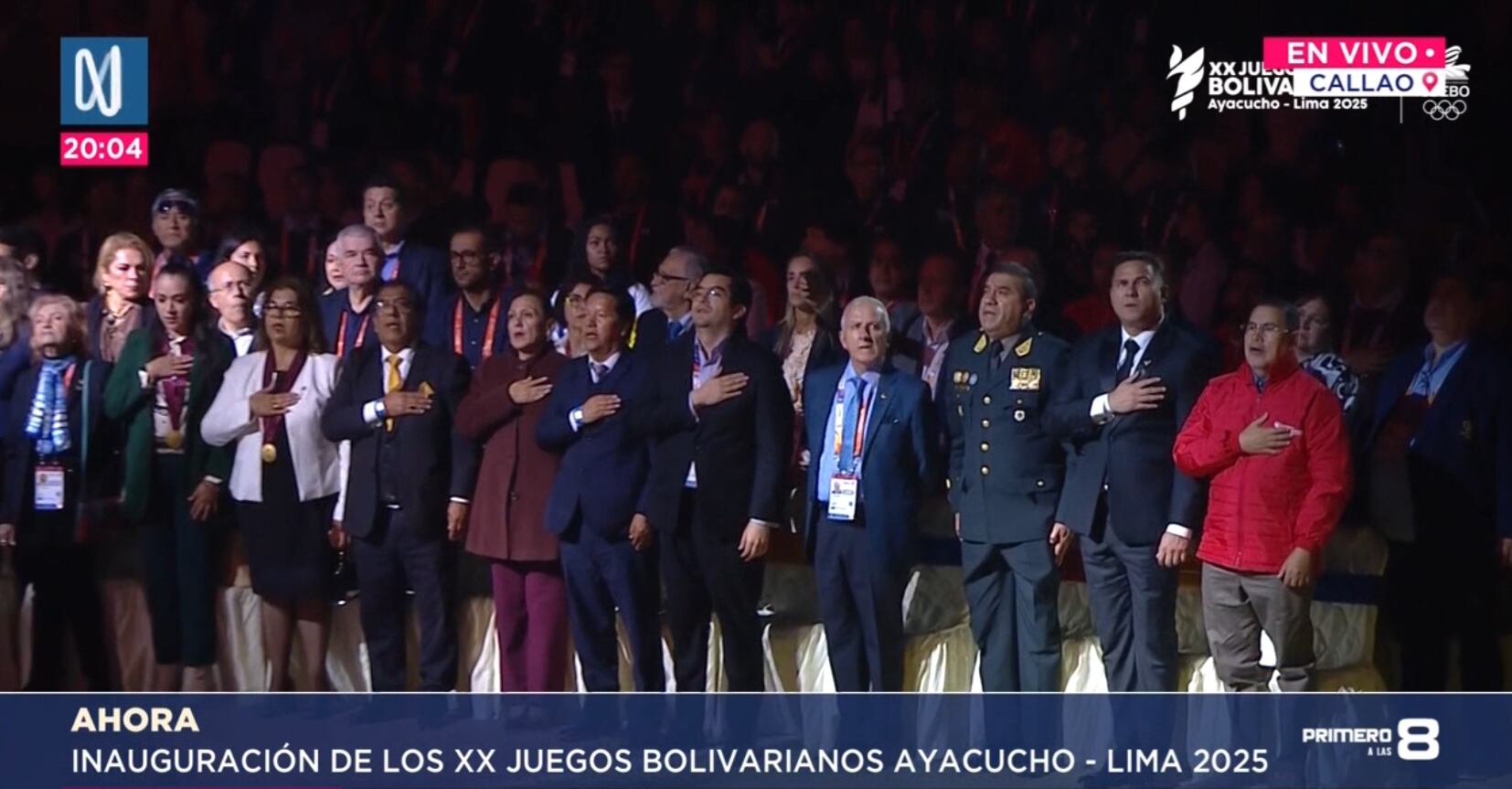 Cantan el Himno Nacional en la inauguración de los Juegos Bolivarianos.