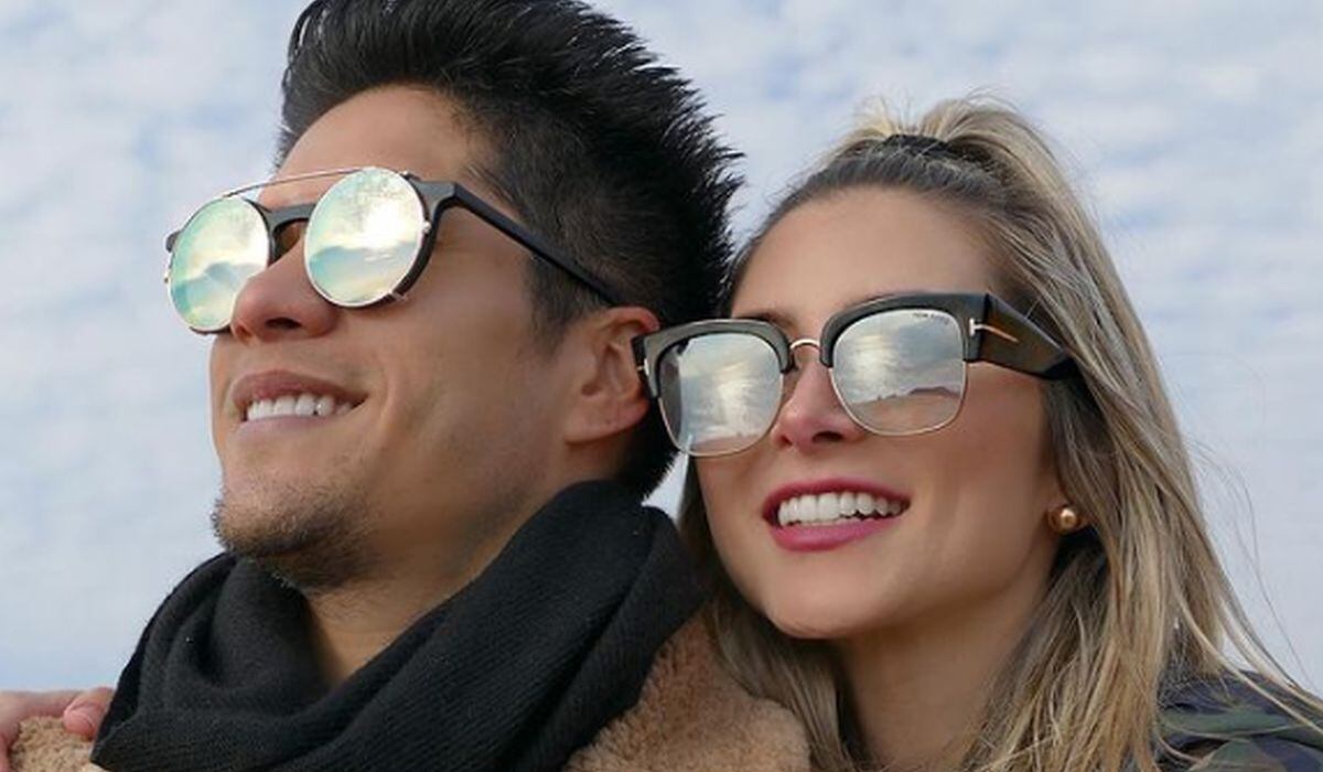 El cantante venezolano sonriendo junto a su entonces esposa Natasha Araos (Foto: Chyno Miranda / Instagram)