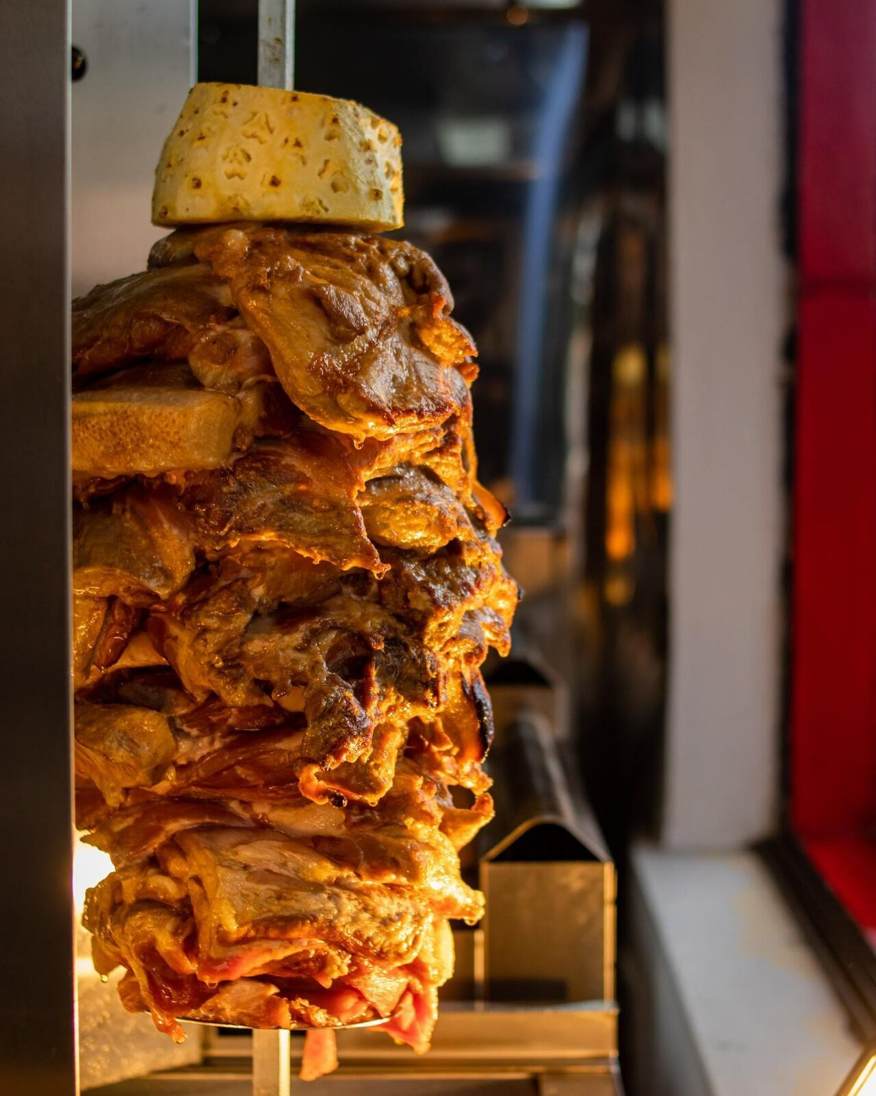 La carne de cerdo rostizada y la piña que le da un toque especial.