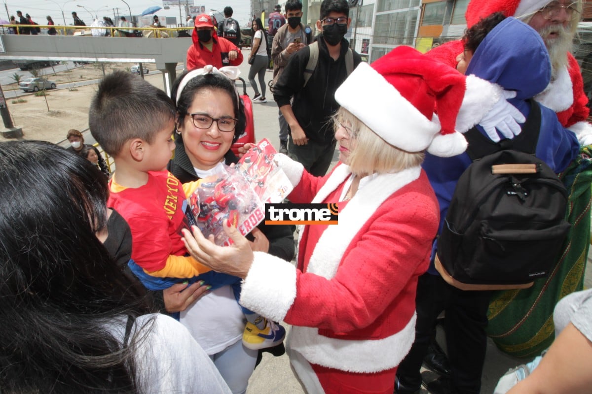 Personaje navideño lleva alegría, especialmente para los niños. (Entrevista Isabel Medina / Foto: Alan Ramírez) / Trome).