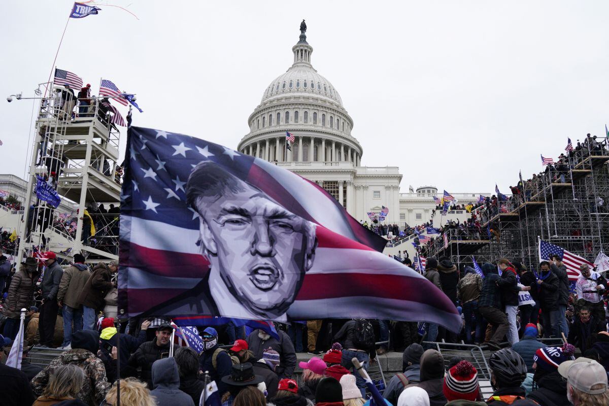 Manifestantes pro-Trump asaltaron los terrenos del Capitolio de Estados Unidos en Washington. (EFE / EPA / WILL OLIVER).