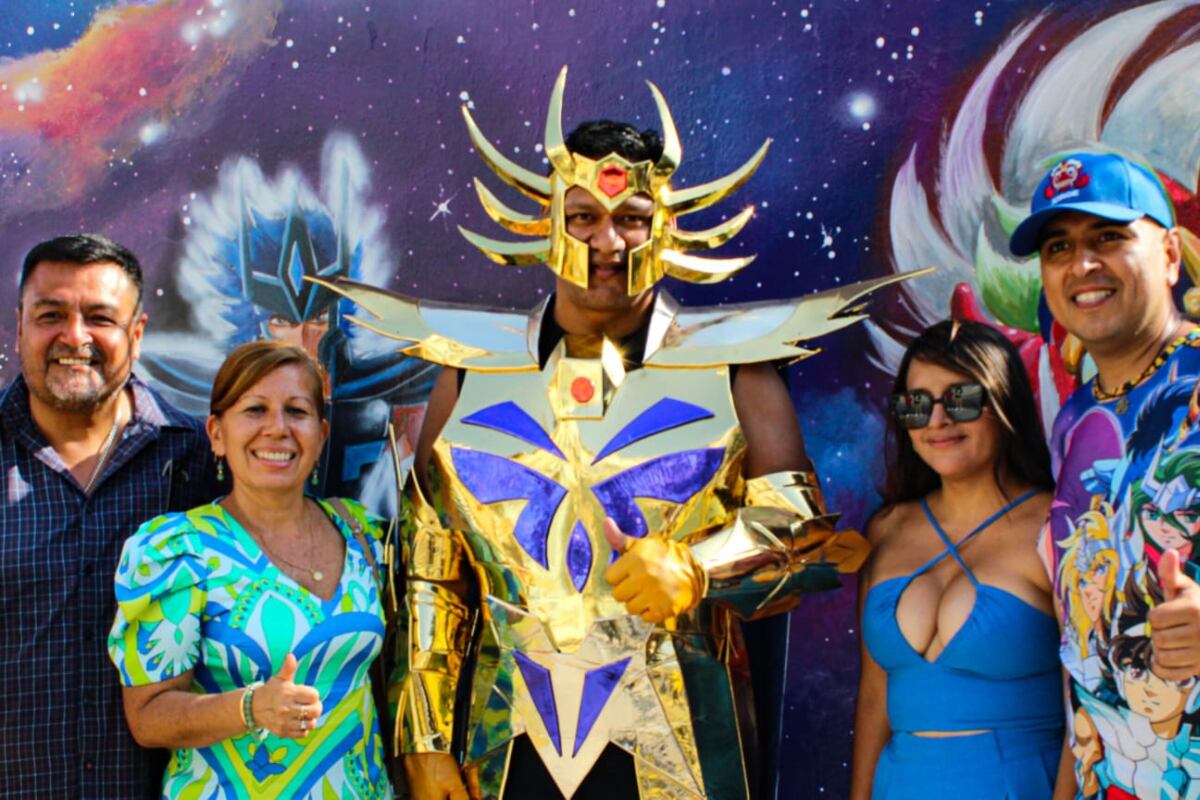 Jorge Vásquez, ganador de los Récord Guinnes por poseer la colección de la serie de Saint Seiya, pintó la fachada de su casa con dibujos de la serie