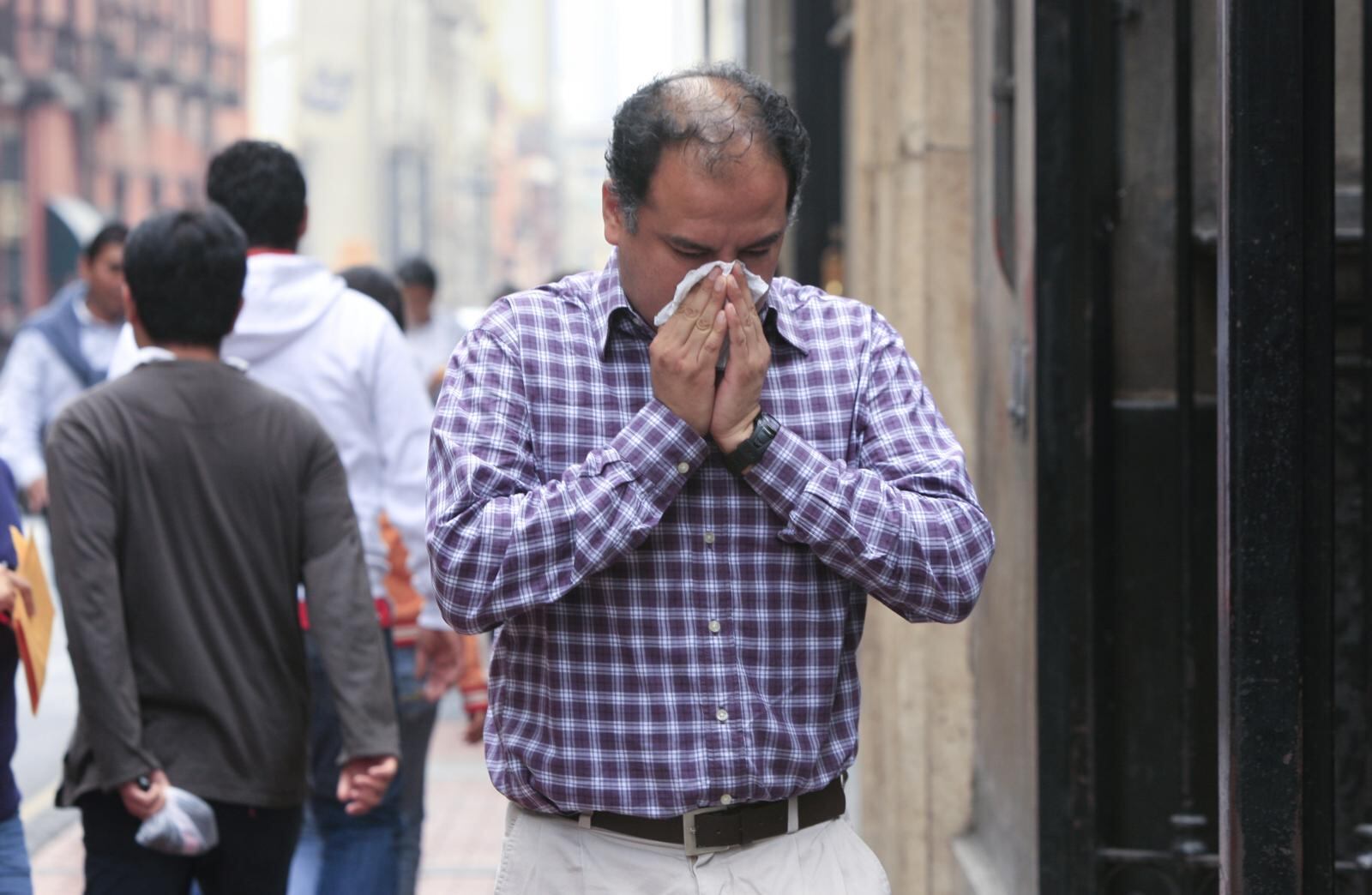 La realidad es que la transmisión principal es por aerosoles, también a distancias cortas. (Foto: Archivo GEC)