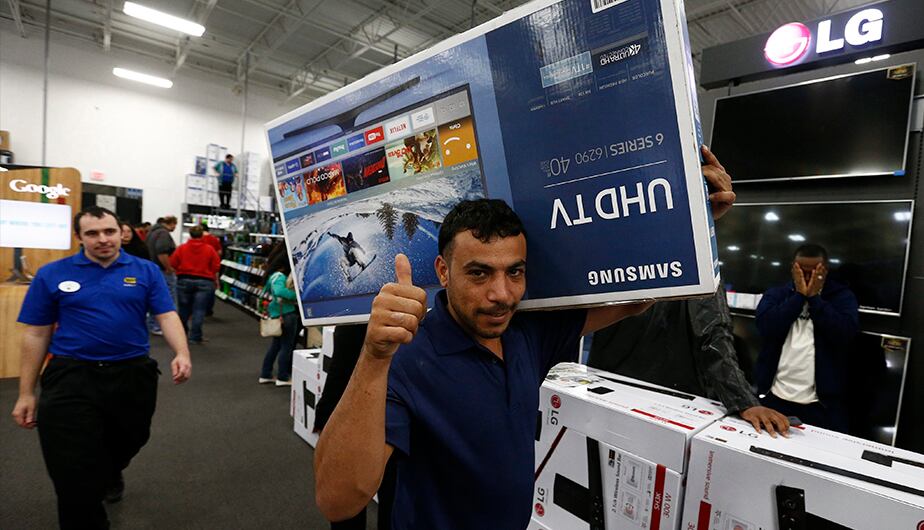 Compras de televisores durante un Black Friday (Foto: EFE)