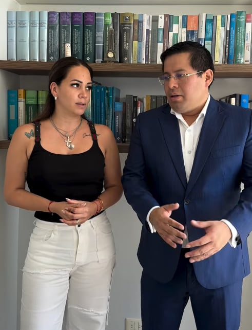 Melissa Klug junto a su abogado tras ser excluida de investigación contra Bryan Torres.