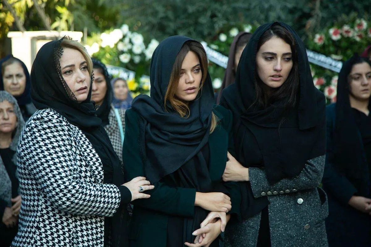 Züleyha durante el entierro de Yilmaz (Foto: Tims & B Productions)