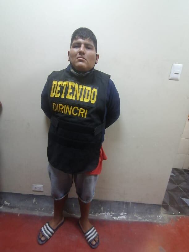 Edgar Gonzales Rimachi (43), ‘timón’ y Raúl Alexander Espinoza Laime (26), ‘Pumba’, fueron intervenidos con bolsitas de marihuana, ketes de pasta básica de cocaína y una pistola, con la que al parecer se dedicarían a cometer asaltos a mano armada.