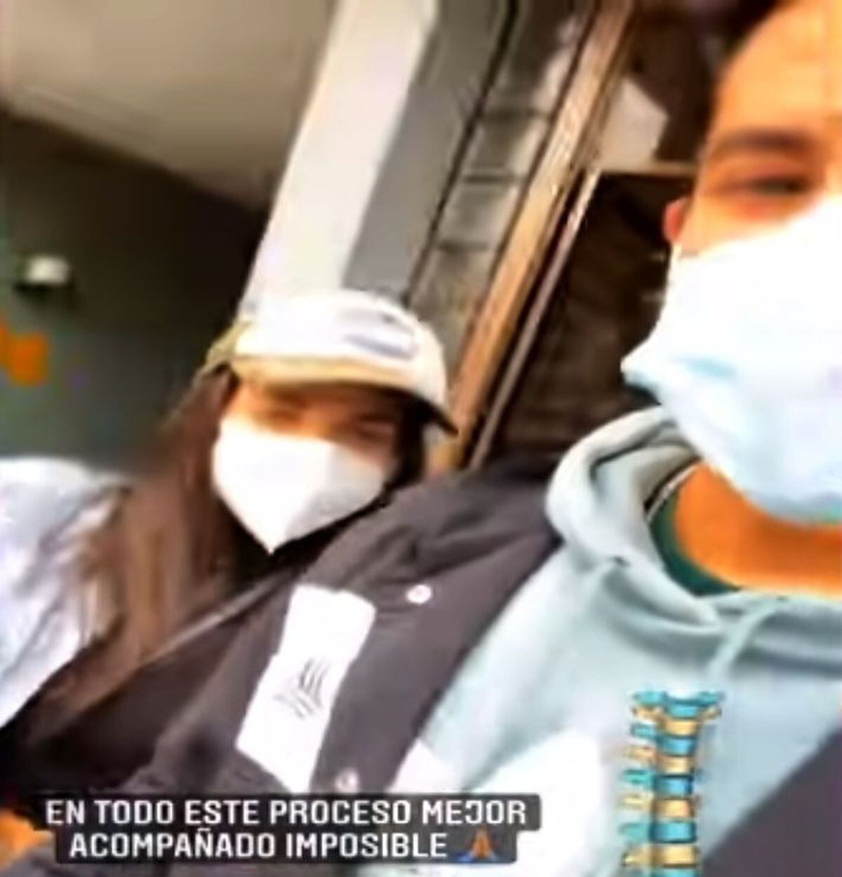 El actor junto a su enamorada saliendo de una clínica. (Foto: Santiago Suárez / Instagram)