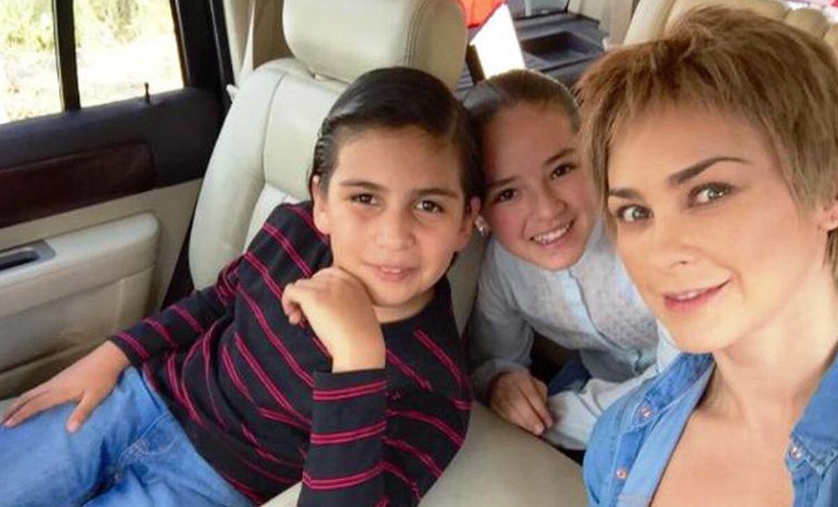 La artista chihuahuense junto a Miguel, su hijo mayor -a la derecha- (Foto: Aracely Arámbula / Instagram)