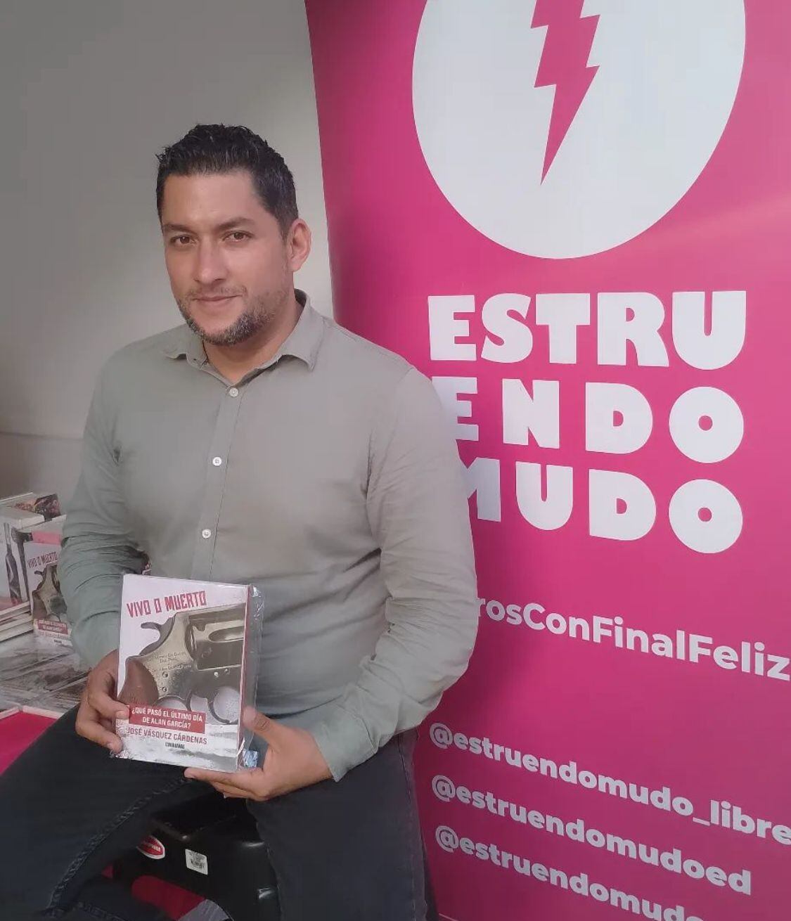 El periodista José Vásquez, autor del libro.