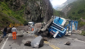 Carretera Central: Rocas caen sobre camiones en la localidad de San Mateo | VIDEO