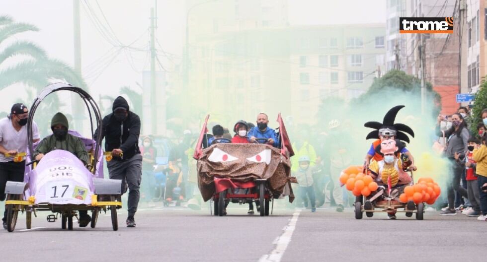 Carrera de 'carros locos' tuvo creativos diseños usando materiales reciclados en San Miguel. (Trome / Isabel Medina)
