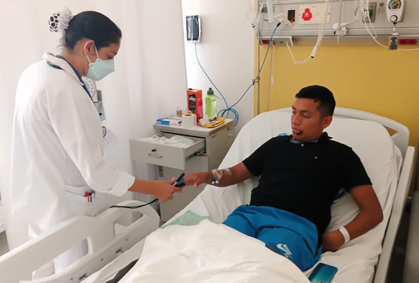 Suboficial PNP Miguel Ángel Quillama Huamaní, siendo atendido en el Hospital PNP.