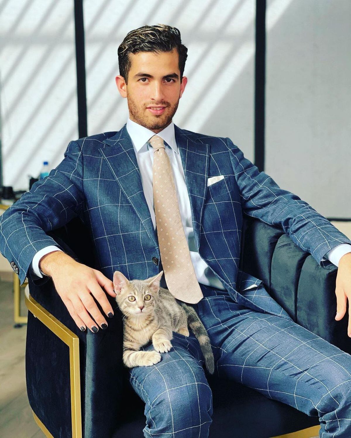 Es un empresario que se dedica a la venta y comercialización de ropa, calzado y también de automóviles y accesorios (Foto: SoyMirrey / Instagram)