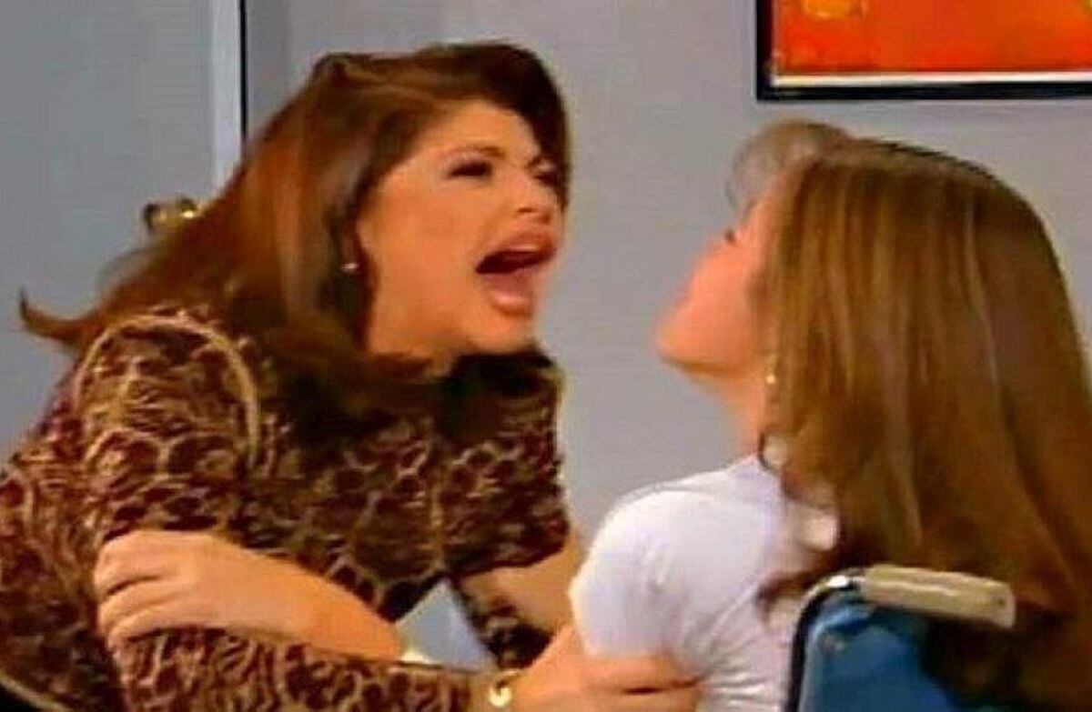 Antes de golpear a todos, Soraya Montenegro le reclama a Alicia y la insulta por enamorarse de Nandito, así que la llama: escuincla babosa. (Foto: Televisa)