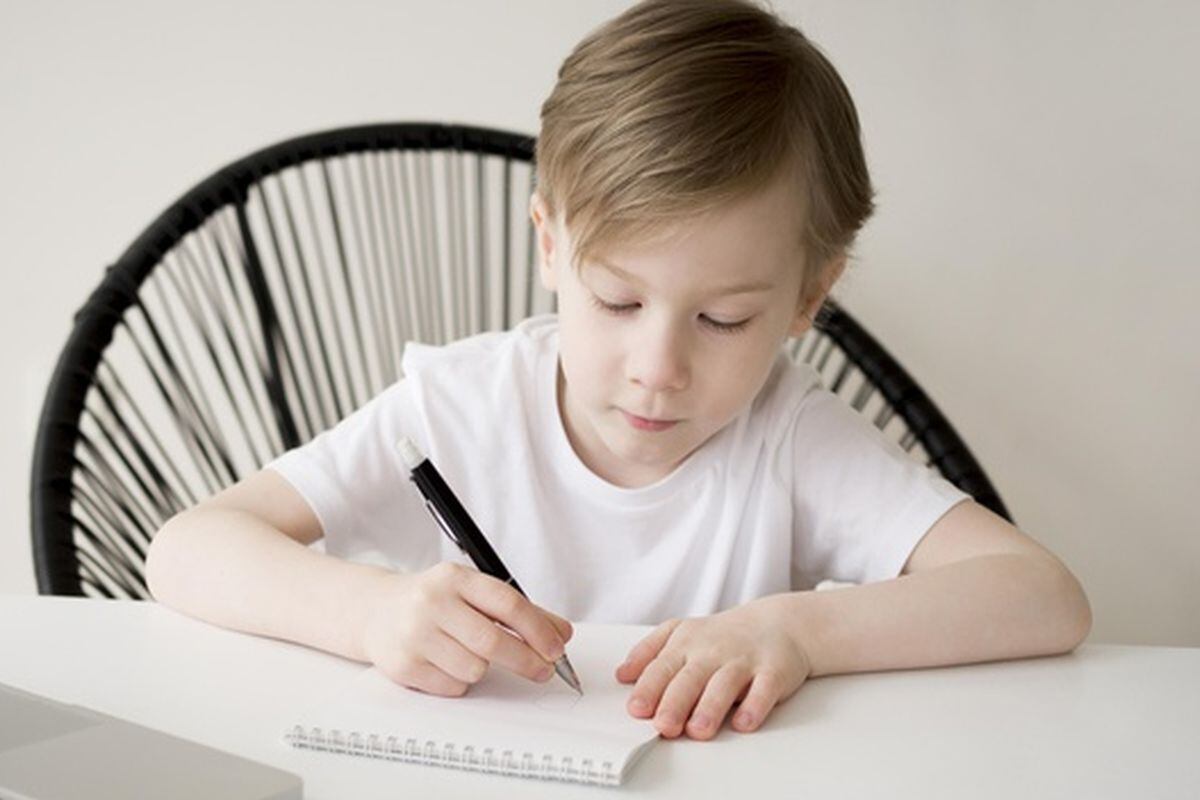 Pese a que sea diestro o zurdo tu hijo, esto no quiere decir que diferencie los lados (Foto: Freepik)