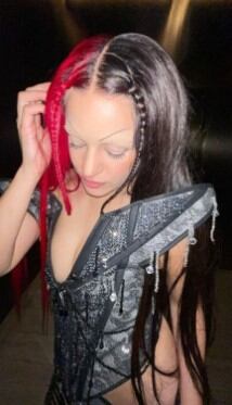 Lo peculiar de su look fue su dualidad en el cabello (Foto: Rosalía / Instagram)