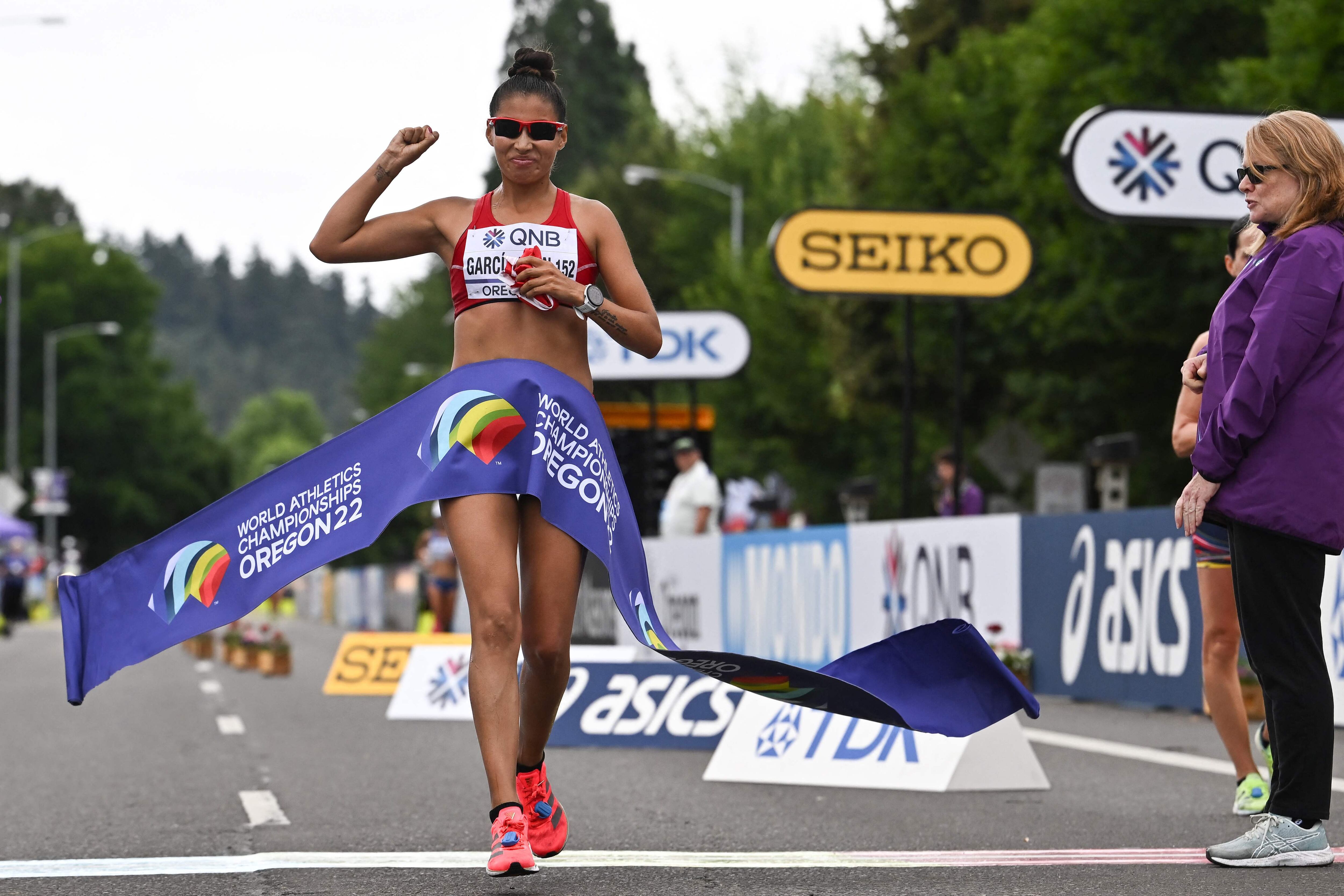 Kimberly García ganó la medalla de oro en la prueba de marcha en la categoría 35 kilómetros. (Foto: AFP)