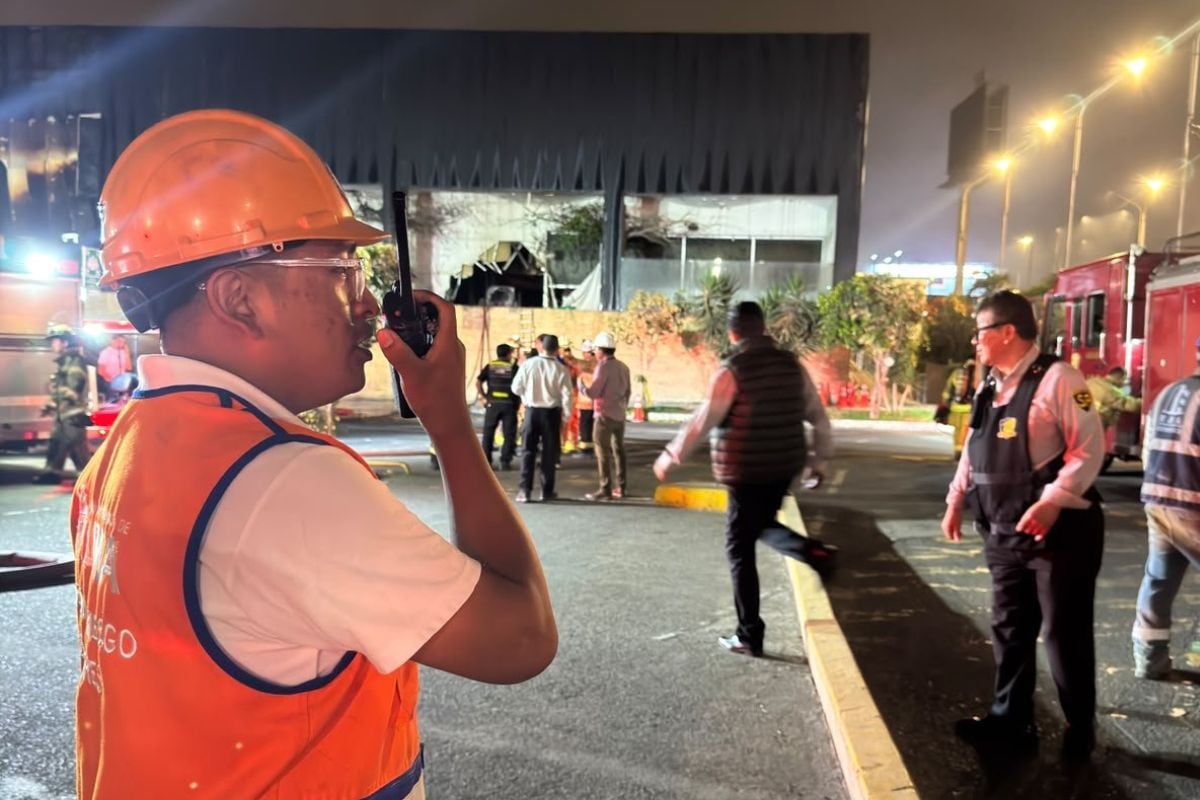 Trabajo de soldadura en uno de los locales desocupados fue la causa del siniestro (Foto: @MuniLima)