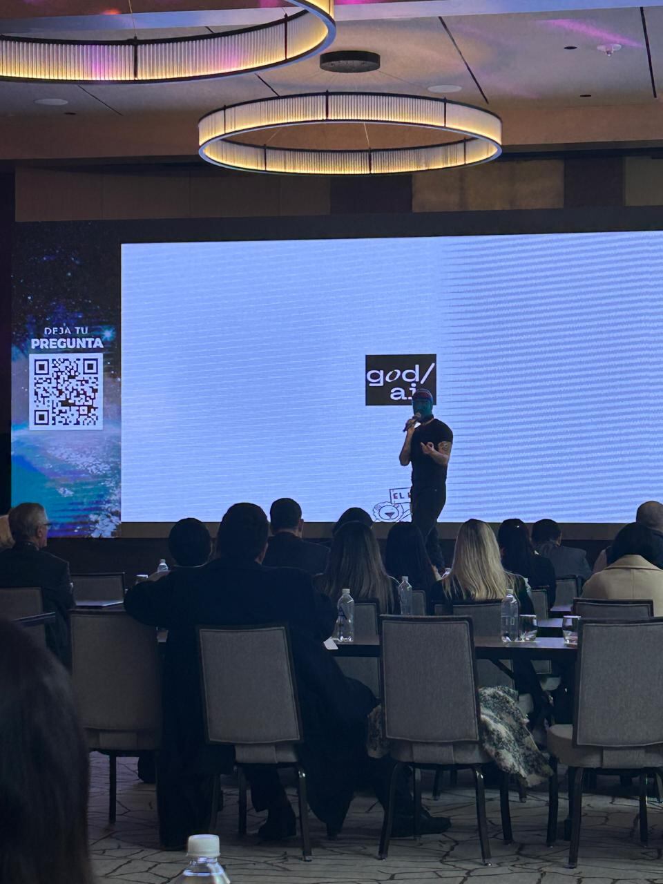 El boliviano Fernando ‘Feo’ Rebollo, CEO de God-ai, una agencia creativa que solo emplea IA, analizó cómo la adopción de esta tecnología revoluciona la industria de la comunicación, en campos como el periodismo y la publicidad.