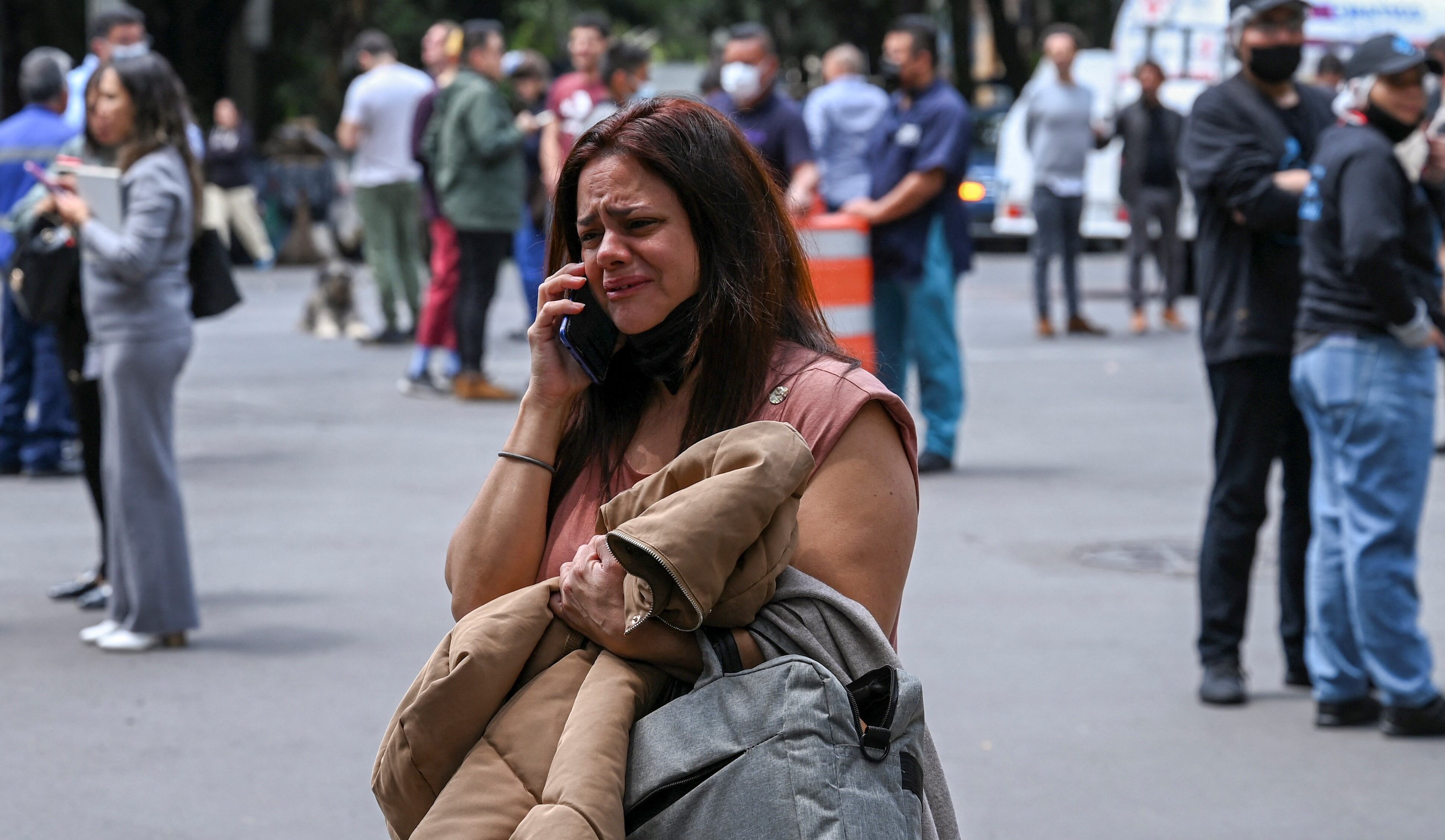 Una mujer habla por teléfono después de un terremoto en la Ciudad de México el 19 de septiembre de 2022. (RODRIGO ARANGUA / AFP).