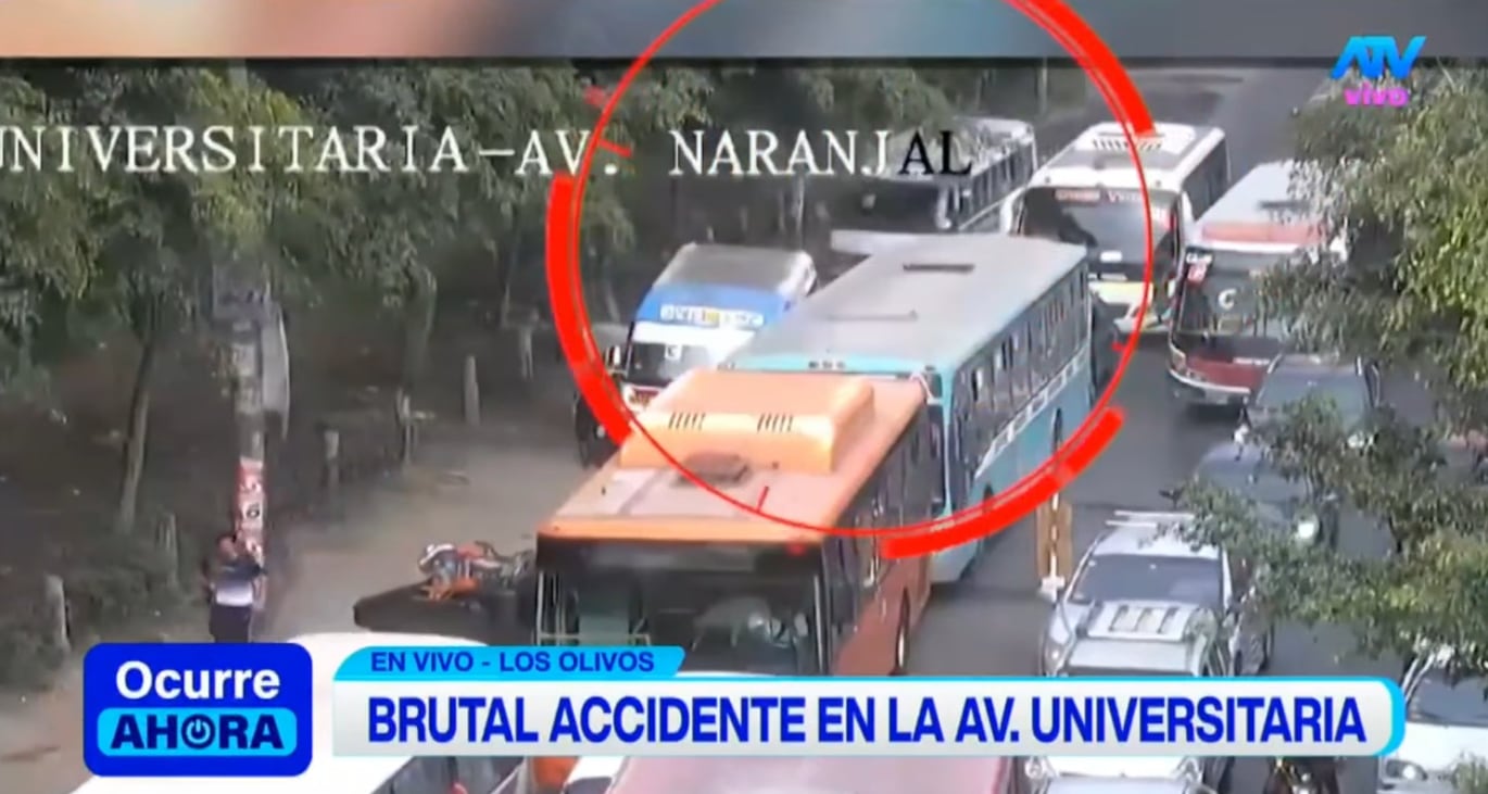 Cámara de seguridad registró triple choque en Los Olivos, ocasionado por combi de transporte público.