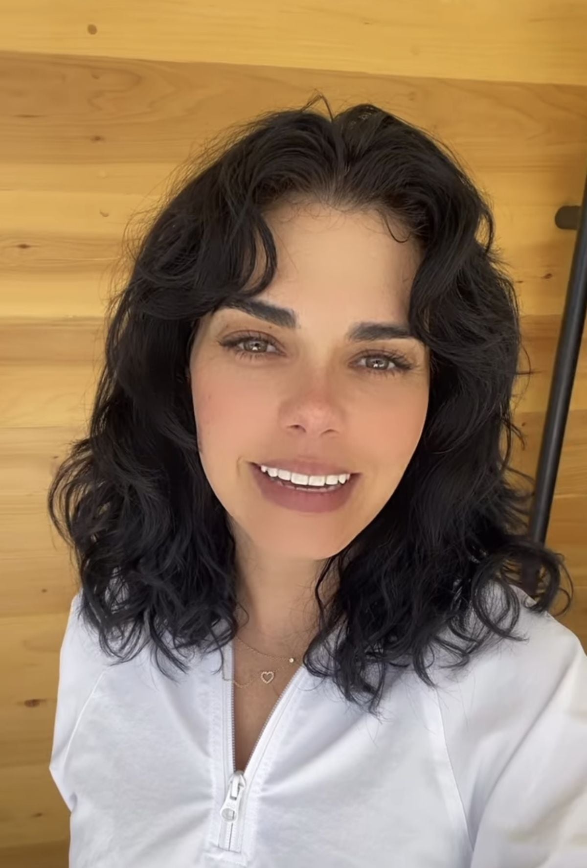 Mediante esta imagen mostró su renovado look (Foto: Livia Brito / Captura de Instagram)