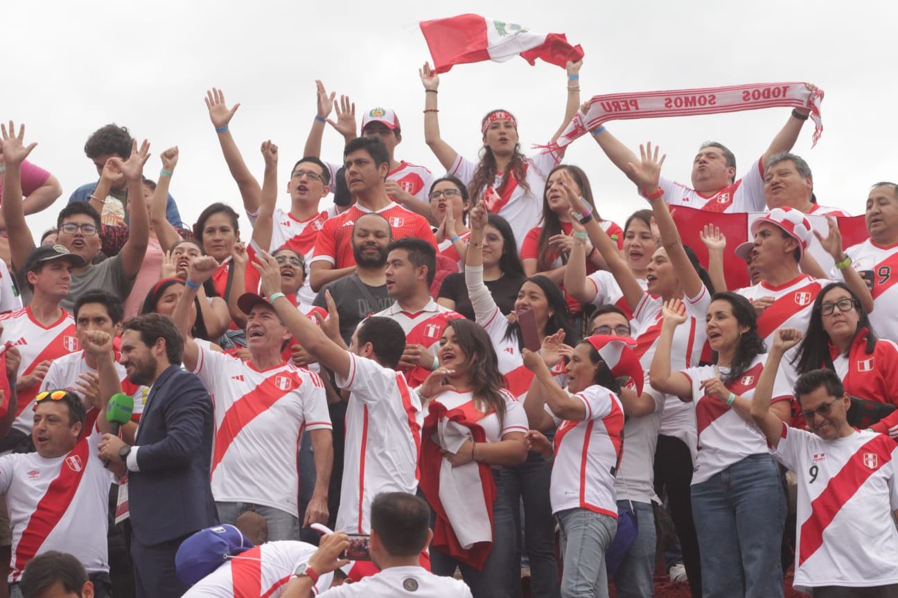 Hinchas peruanos alientan a la selección previo a su encuentro con Paraguay en Ciudad del Este. Foto: Alan Ramírez
