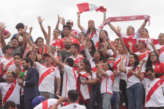 Hinchas peruanos alientan a la selección previo a su encuentro con Paraguay en Ciudad del Este. Foto: Alan Ramírez