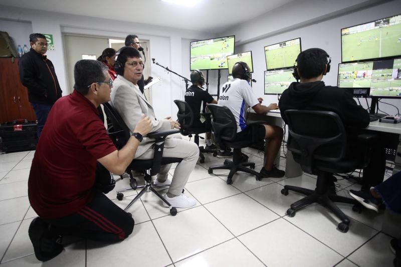 Agustín Lozano presente en simulación del VAR en Perú | Foto: FPF