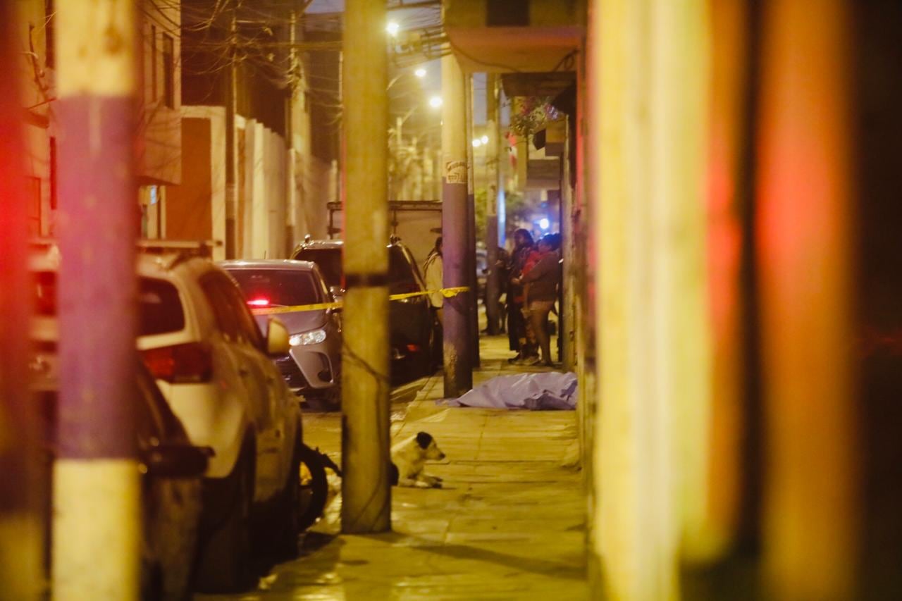 Un joven de 24 años fue asesinado tras ser perseguido por sicarios en las calles del Rímac. (Foto: César Grados / @photo.gec)