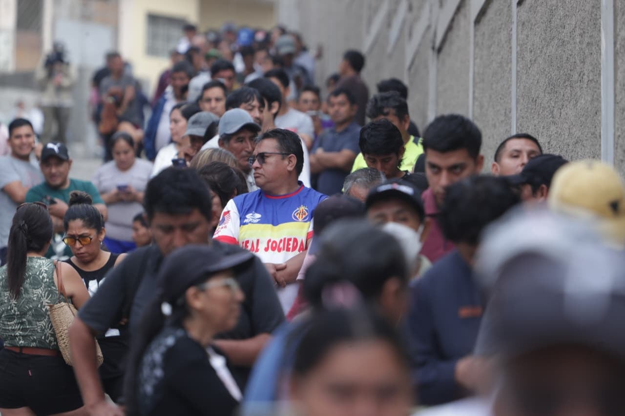 Así se vio el panorama en las afueras del colegio San Luis Gonzaga en San Juan de Miraflores en la jornada extraordinaria de elecciones este lunes 13 de abril. (Foto: Julio Reaño / @photo.gec)