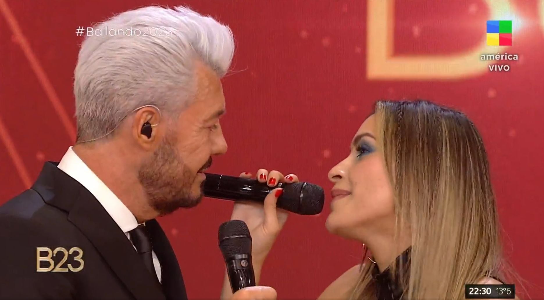 Milett Figueroa cantándole a Marcelo Tinelli.