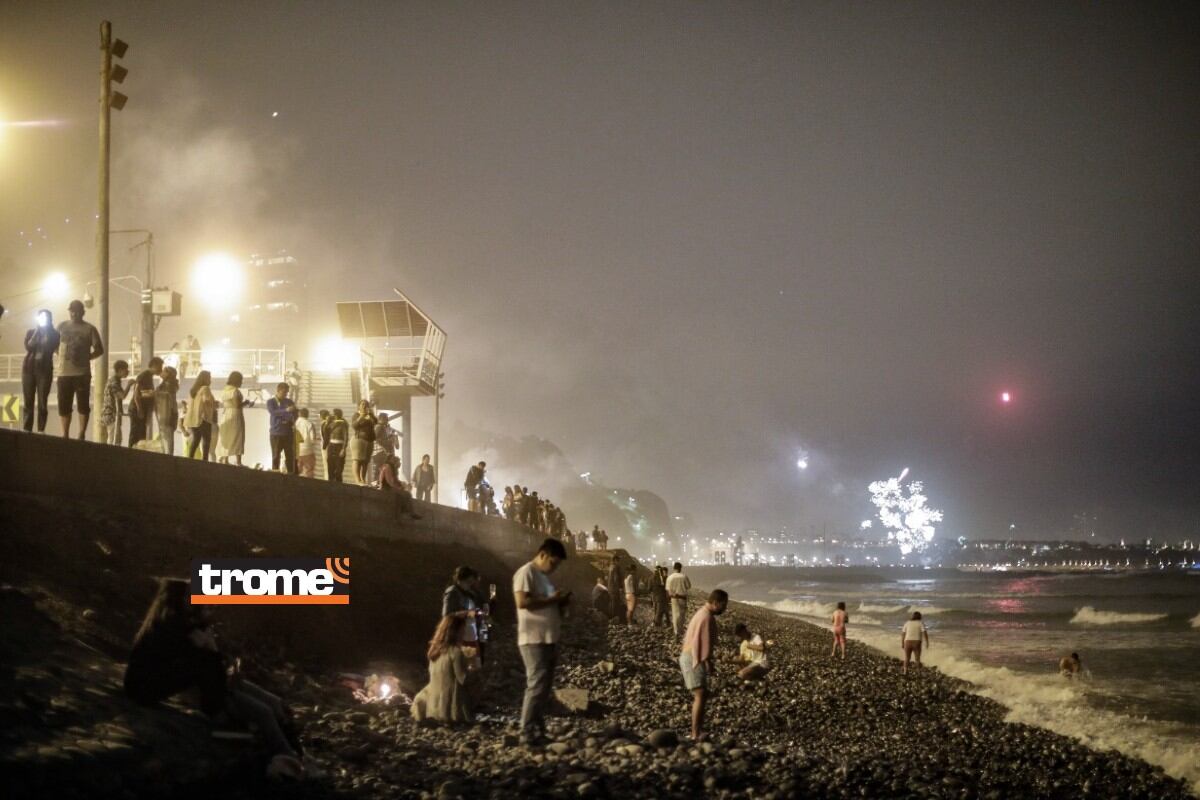Despidieron el 2022 con festejos en las calles y también frente al mar. (Isabel Medina / Foto: Joel Alonzo / Trome)