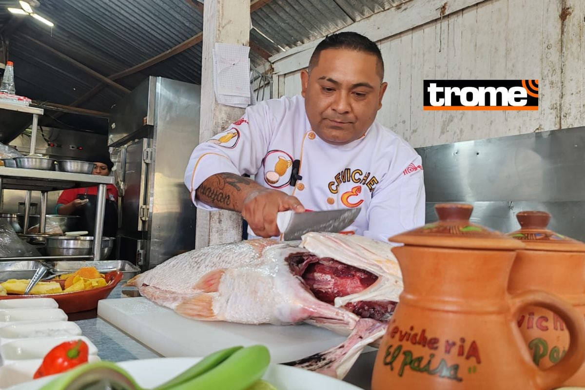 Nilton compra todos los días pescados y mariscos frescos en el terminal para preparar los platos marinos a sus comensales. Foto: Katty Gines.