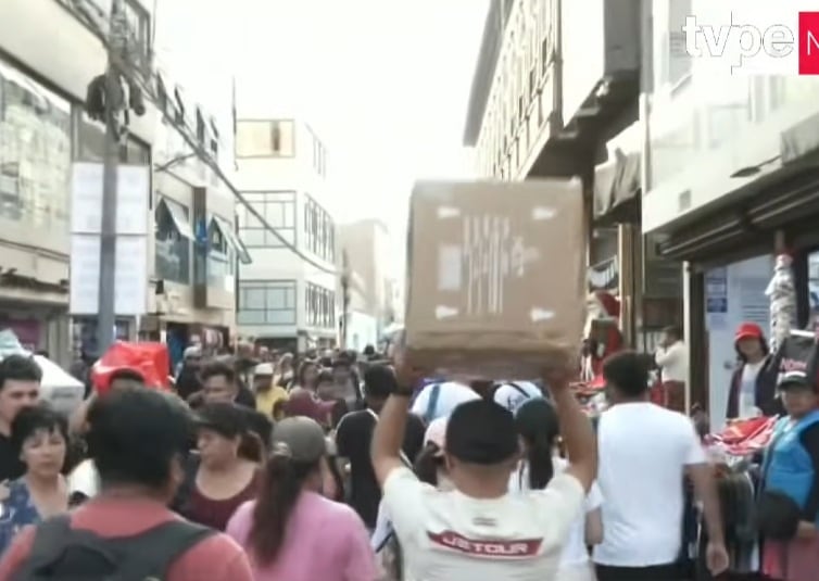 Público pugna por llevarse los mejores productos. (CapturaTV Perú)