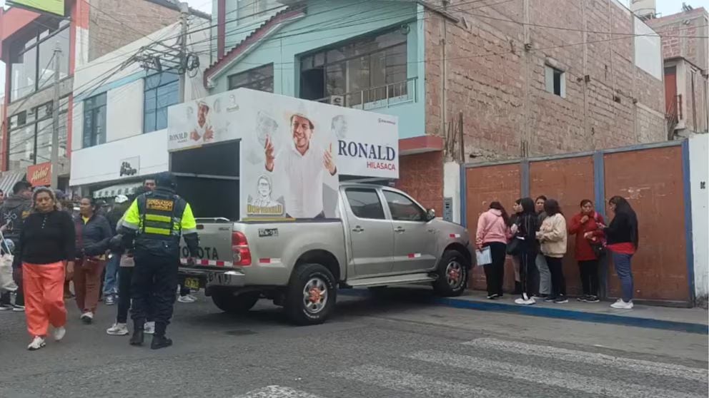 La camioneta tenía una gigantografía del conductor. Foto: TV Perú
