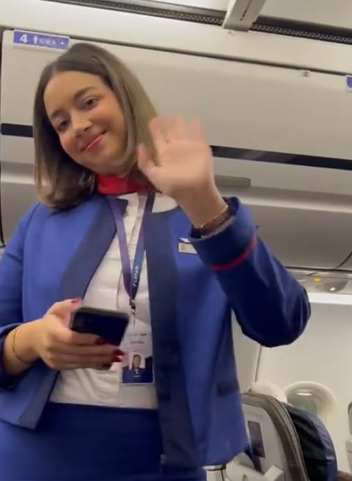 Mariella Zanetti feliz al ver a su hija trabajando como tripulante de cabina.