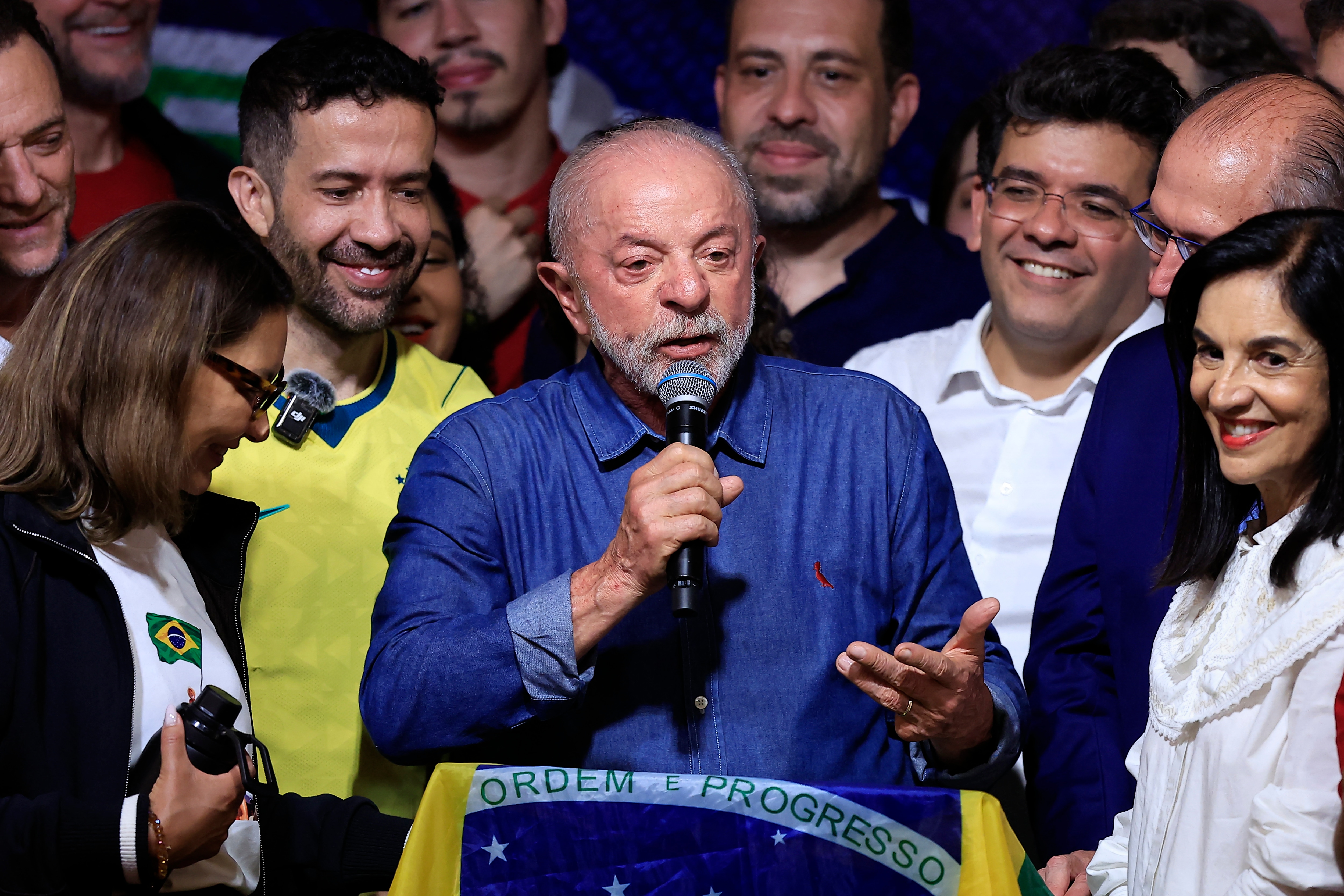 El presidente de Brasil y candidato a la reelección por el Partido de los Trabajadores (PT), Luiz Inácio Lula da Silva (C), habla tras conocer los resultados de la segunda vuelta de las elecciones presidenciales. (Foto de Miguel Schincariol / AFP).