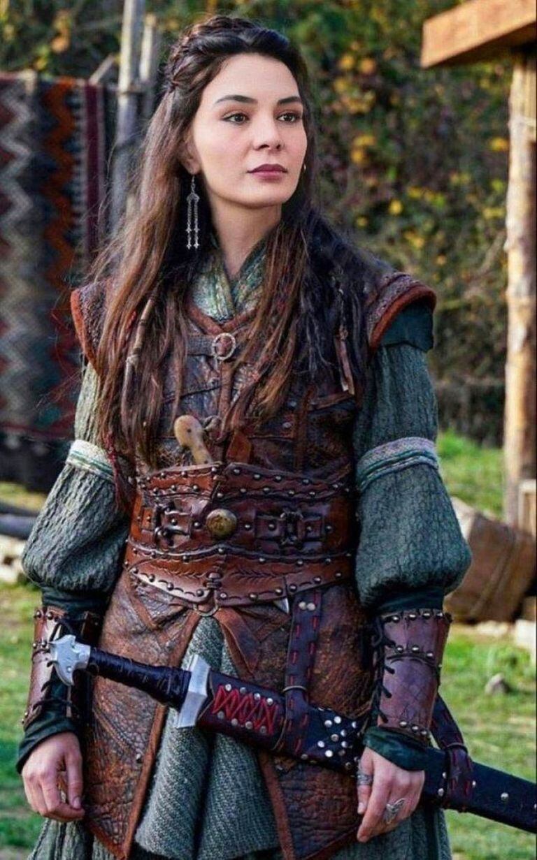 La actriz turca Ebru Sahin interpreta a Akkız en “Destan”, la nueva serie de época (Foto: Mehmet Bozdag)