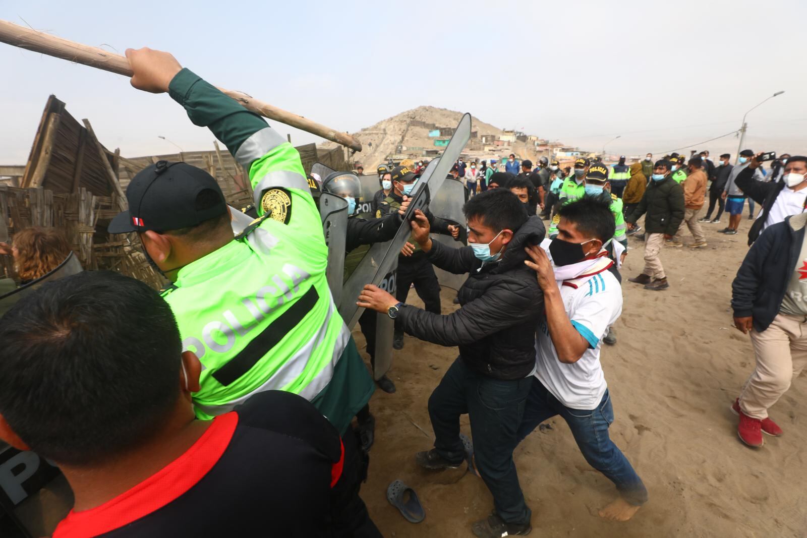 Vecinos de Ancón querían linchar a los asesinos de cinco personas, Quemaron la casa y lanzaron piedras cuando Policía se llevó a detenidos. | Foto: Gonzalo Cördova