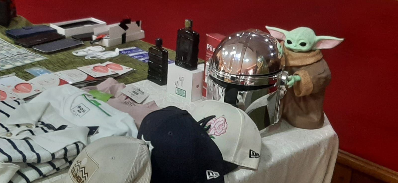 Productos incautados a Jhonsson Pulpo, entre ellos un 'Baby Yoda' y un casco del Mandaloriano. Foto: Difusión