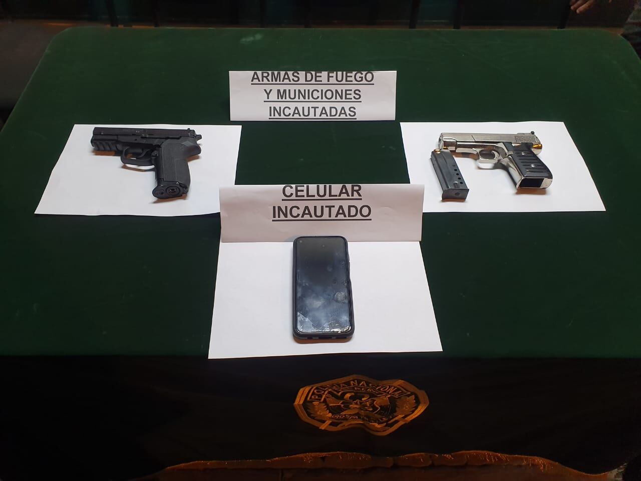 A los sujetos se les incautó dos pistolas.