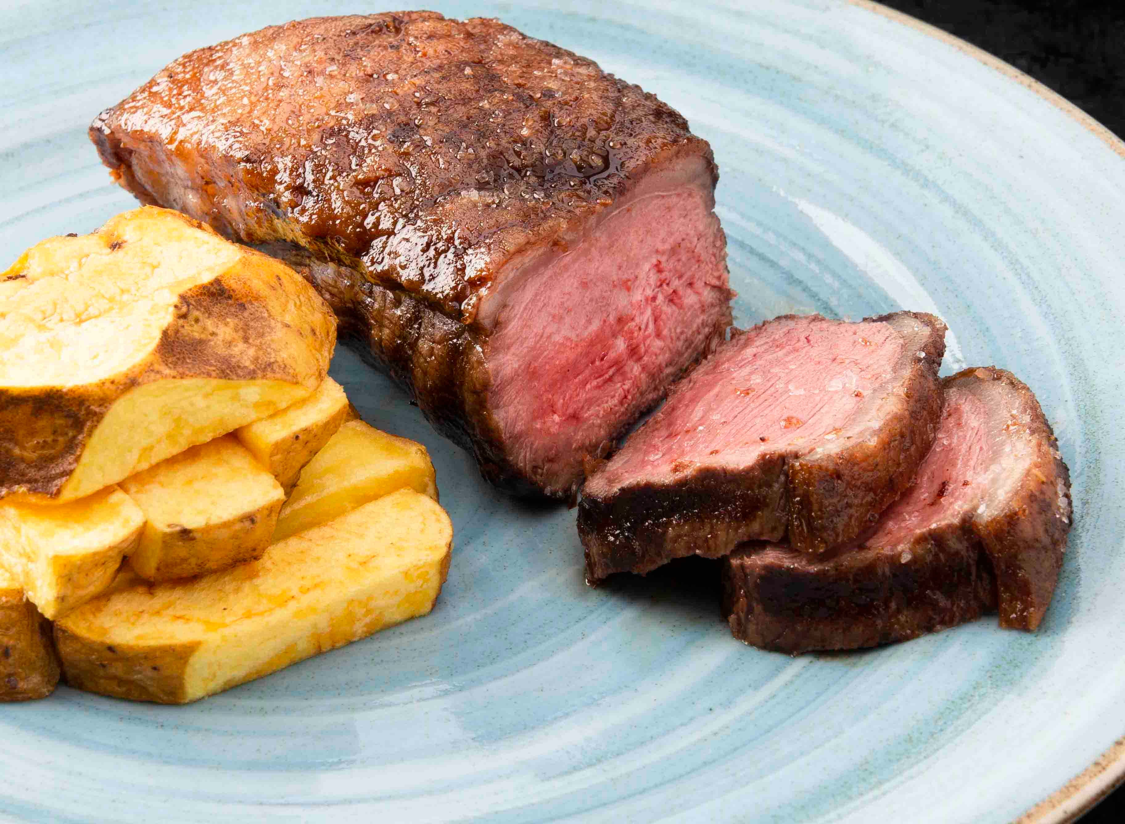 Lo ideal es que la carne esté cocida de término medio a tres cuartos para que salga jugosa, señaló Alexander Pajares. (Foto: '20 sobre 20')