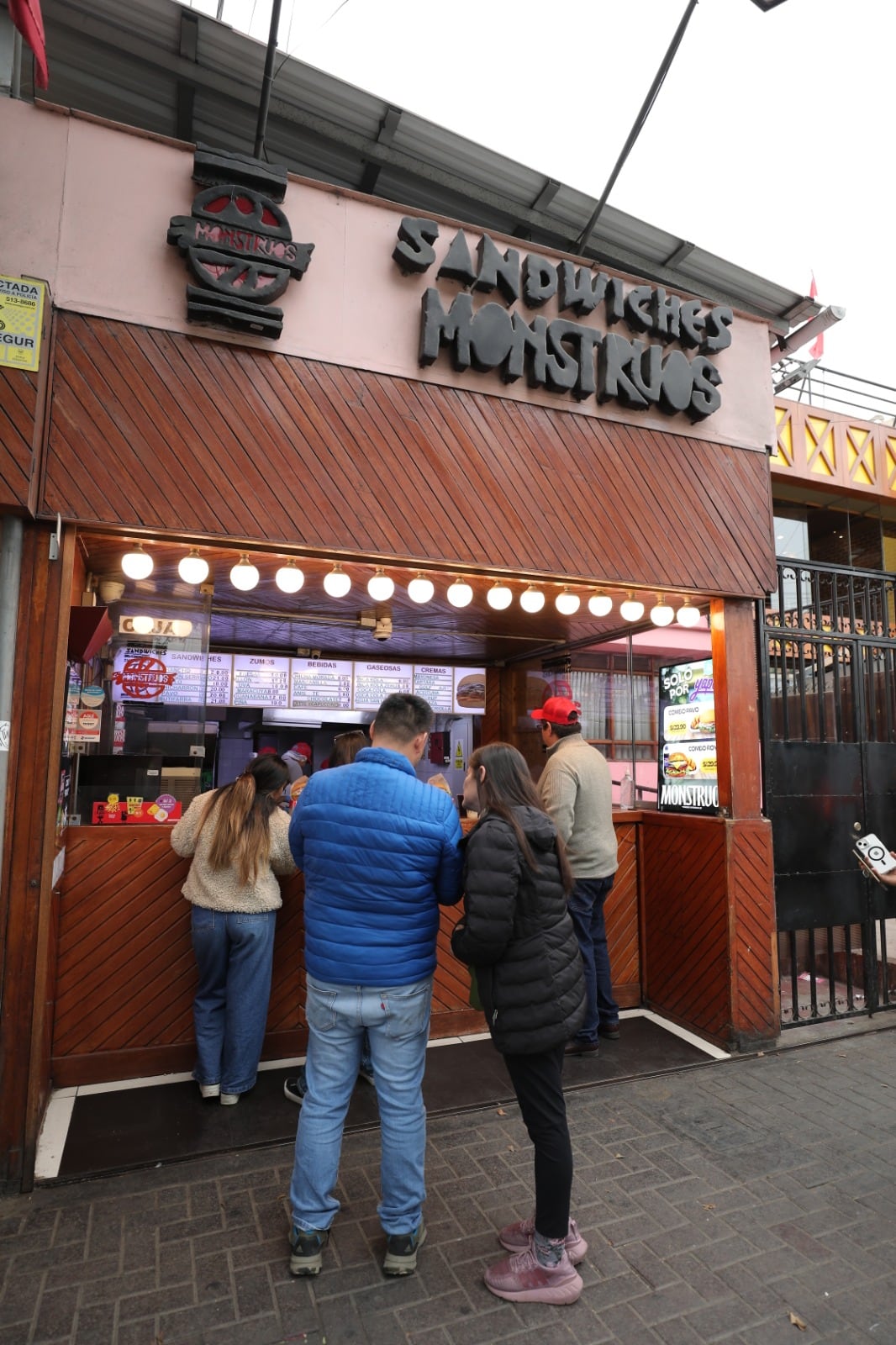 El tradicional local de Barranco se mantiene y ofrece sus productos bandera. Foto: Antonio Melgarejo.