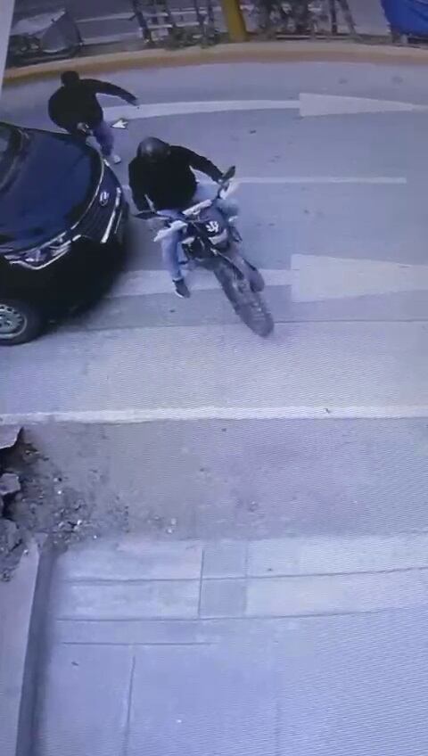 Luego de dispararle, delincuente huye en moto conducida por su cómplice.