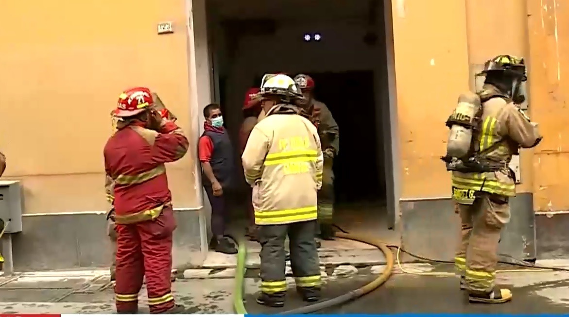 Bomberos controlaron fuego en local en el Centro Histórico. (Captura Canal N)