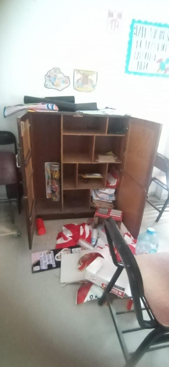 Muebles con material educativo fueron removidos. Los ladrones revisaron los ambientes de noche.