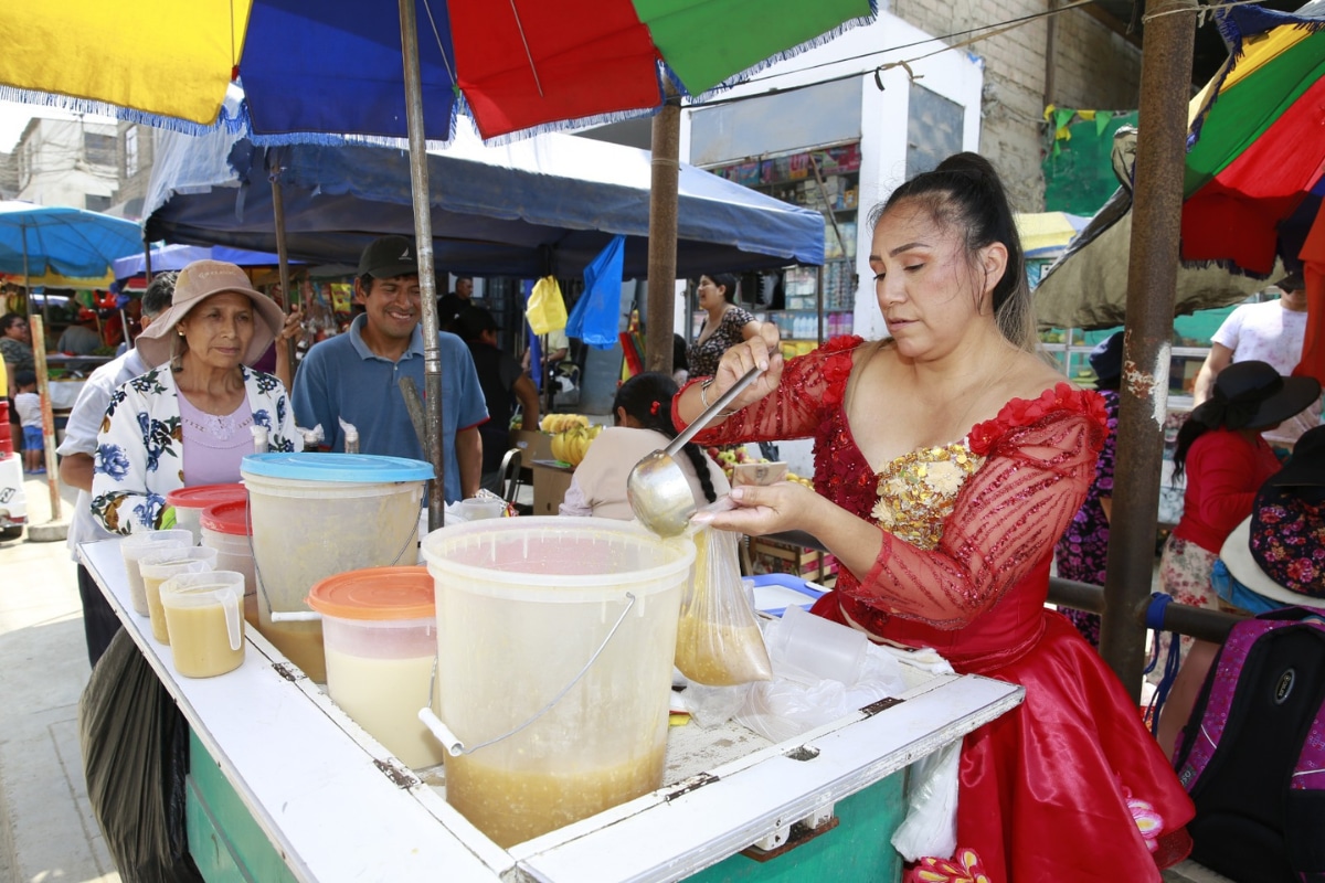 Madre vende desayuno y canta folclore. Foto: Allengino Quintana
